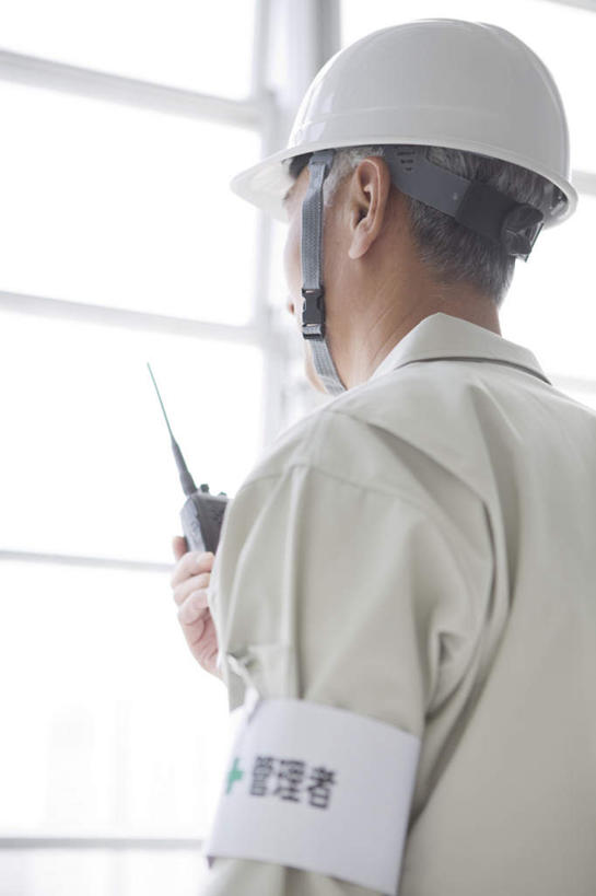 东方人,一个人,工程师,建筑工人,建筑师,站,说,竖图,室内,白天,正面,讨论,窗户,帽子,亚洲,仅一个男性,仅一个人,仅一个中年男性,服装,日文,标志,头盔,文字,字符,拿,拿着,休闲装,黄种人,标识,玻璃窗,衣服,安全帽,站着,休闲,休闲服,服饰,对讲机,日语,交流,男人,男性,中年男性,亚洲人,技师,建筑工,建筑设计师,沟通,讲话,交谈,商讨,说话,谈话,站立,半身,彩图