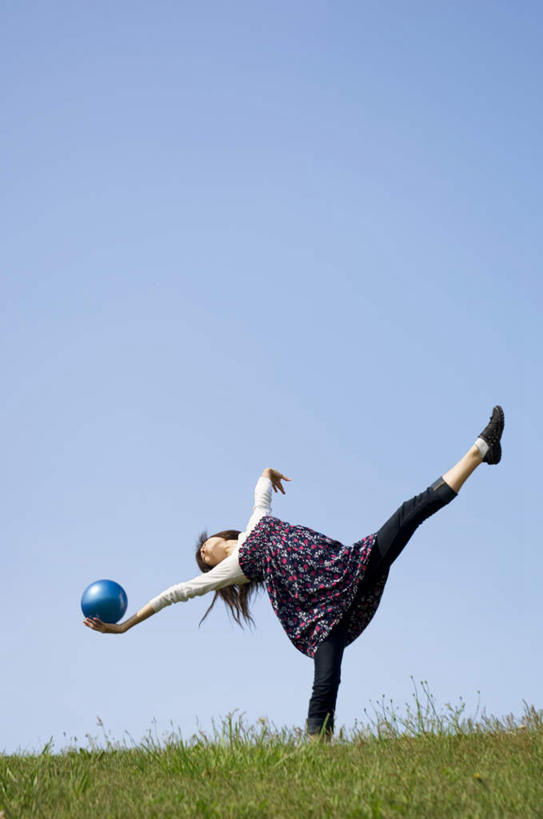 东方人,一个人,站,伸展双臂,竖图,室外,白天,仰视,跳舞,亚洲,仅一个年轻女性,仅一个女性,仅一个人,阴影,服装,光线,影子,注视,休闲装,黄种人,球,衣服,蓝色,黑色,蓝天,天空,阳光,天,观察,看,站着,休闲,球体,休闲服,健身球,服饰,观看,瑜伽球,察看,关注,舞姿,年轻女性,女人,女性,亚洲人,长发,敞开双臂,伸开双臂,展开双肩,站立,张开手臂,张开双臂,彩图,低角度拍摄,全身,舞蹈