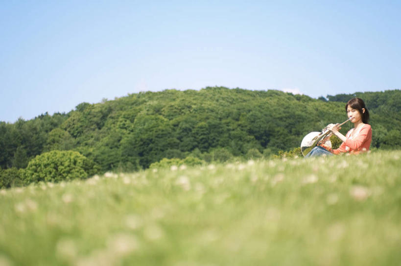 东方人,一个人,站,横图,室外,白天,仰视,亚洲,仅一个年轻女性,仅一个女性,仅一个人,阴影,服装,朦胧,模糊,光线,影子,云,云朵,乐器,铜管乐器,圆号,拿,云彩,拿着,注视,休闲装,黄种人,一个,衣服,红色,蓝色,白云,蓝天,天空,阳光,天,观察,看,站着,休闲,休闲服,服饰,晴朗,单个,观看,察看,法国号,关注,铜管,年轻女性,女人,女性,亚洲人,晴空,站立,半身,彩图,低角度拍摄