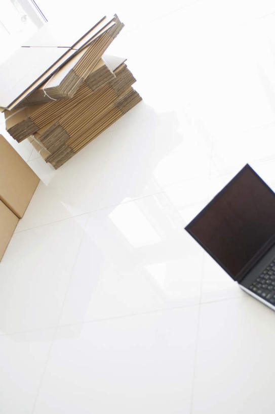 无人,竖图,俯视,室内,特写,白天,电脑,笔记本电脑,静物,一堆,许多,堆叠,堆积,网络,包装,瓷砖,地砖,纸箱,地面,通讯设备,容器,箱子,堆,无线,纸板箱,通信设备,无线网络,无线上网,便携式电脑,包装箱,瓦楞纸,手提电脑,彩图,高角度拍摄