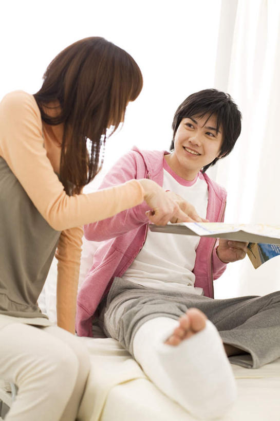 东方人,两个人,夫妻,坐,竖图,室内,白天,正面,爱情,床,报纸,石膏,亚洲,指,服装,信息,床单,浪漫,拿,拿着,注视,休闲装,黄种人,方向,被子,衣服,观察,看,手势,休闲,休闲服,恩爱,恋人,服饰,单人床,观看,新闻,察看,被单,指向,食指,关注,男人,男性,年轻男性,年轻女性,女人,女性,亚洲人,夫妇,情侣,创可贴,熟石膏,坐着,半身,彩图,伴侣,报刊,护创胶布