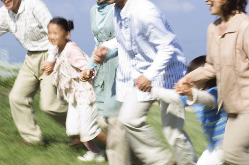 东方人,儿童,老年人,母亲,父亲,女儿,祖母,祖父,三代同堂,站,握手,横图,室外,白天,侧面,纯洁,草地,草坪,太阳,植物,亚洲,阴影,服装,朦胧,模糊,光线,影子,许多人,注视,休闲装,黄种人,祖孙三代,草,小孩,衣服,绿色,阳光,观察,看,站着,一群人,休闲,温暖,温馨,父女,母女,休闲服,父爱,可爱,母爱,童年,童趣,服饰,奶奶,爷爷,观看,祖孙,和睦,察看,关注,童真,烂漫,无邪,外婆,外孙女,外祖母,外公,外祖父,外孙,外孙子,天真,老年男性,老年女性,男孩,男人,男性,年轻男性,年轻女性,女孩,女人,女性,亚洲人,孩子,年轻人,全家福,孙女,孙子,搀手,拉手,手拉手,手握手,站立,半身,彩图,融洽,男生,女生,爸爸,多代同堂,妈妈