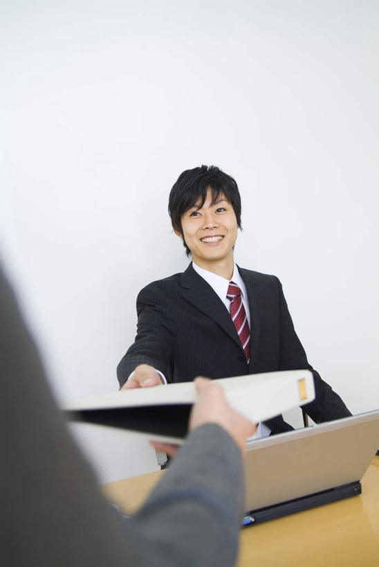 背部,两个人,同事,商务人士,商务男性,商务女性,办公室,站,竖图,室内,白天,正面,衬衫,成功,合作,团队,集体,信心,套装,领带,文件夹,拿,拿着,注视,队伍,观察,看,站着,观看,档案夹,察看,领导,成就,关注,商务装,合伙,领袖,资料夹,工薪阶层,文档夹,材料夹,男人,男性,年轻男性,年轻女性,女人,女性,年轻人,白领,上班族,站立,半身,彩图,衬衣