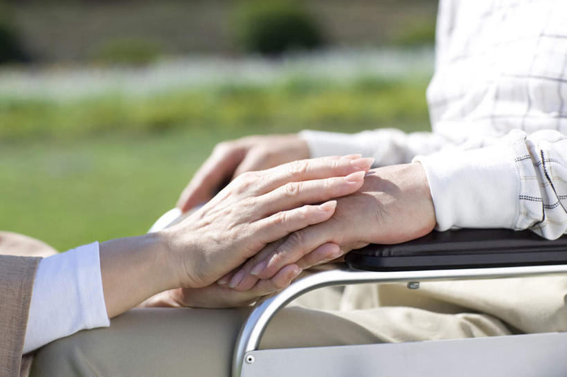 东方人,手,两个人,夫妻,坐,摸,横图,室外,特写,白天,侧面,爱情,亚洲,双手,抚摸,服装,工具,浪漫,休闲装,黄种人,衣服,轮椅,复健,休闲,康复,手部,休闲服,器械,恩爱,恋人,服饰,照顾,医疗设备,关爱,医疗器械,医疗工具,辅助设备,照应,老年男性,老年女性,男人,男性,女人,女性,亚洲人,夫妇,情侣,触摸,接触,坐着,半身,彩图,伴侣