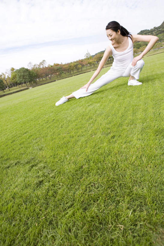东方人,一个人,蹲,竖图,室外,白天,正面,锻炼,运动,草地,草坪,植物,亚洲,仅一个年轻女性,仅一个女性,仅一个人,伸展,服装,注视,休闲装,黄种人,草,衣服,蓝色,绿色,蓝天,天空,天,观察,看,休闲,休闲服,服饰,观看,察看,关注,热身,体育,年轻女性,女人,女性,亚洲人,蹲着,彩图,全身,健身