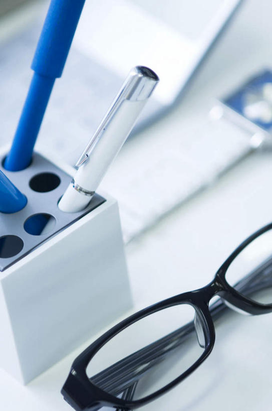 无人,竖图,俯视,室内,特写,白天,电脑,笔记本电脑,桌子,静物,笔筒,一副,朦胧,模糊,网络,笔,眼镜,办公桌,洞,办公用品,圆珠笔,孔,通讯设备,文具,一个,蓝色,白色,学习用品,摄影,影棚,单个,文具用品,两支,无线,通信设备,无线网络,近视眼镜,无线上网,便携式电脑,手提电脑,彩图,高角度拍摄,影棚拍摄,拍摄