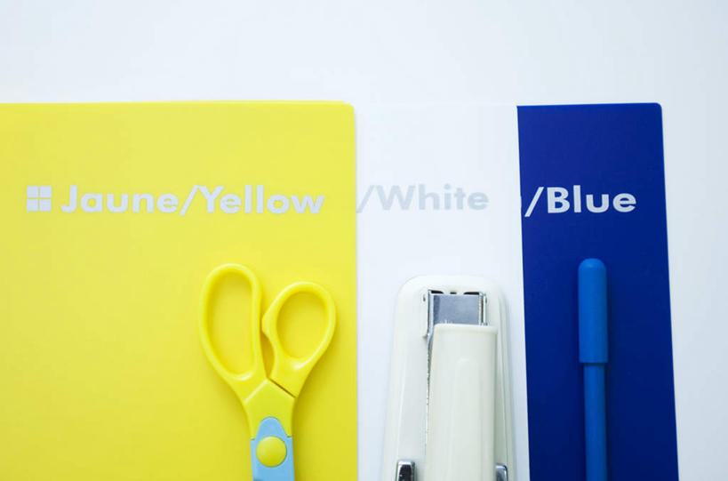 无人,横图,俯视,室内,特写,白天,白色背景,静物,一排,修剪,整齐,英文,笔,标志,工具,剪刀,文字,字符,字母,办公用品,标识,水笔,文具,排列,学习用品,摄影,影棚,英文字母,裁剪,文具用品,色板,剪子,剪裁,切割,队列,彩图,高角度拍摄,影棚拍摄,拍摄