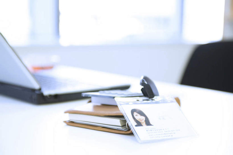 无人,横图,俯视,室内,特写,白天,电脑,笔记本电脑,窗户,桌子,静物,椅子,阴影,光线,网络,影子,办公桌,记事本,通讯设备,标识,吊牌,玻璃窗,阳光,本子,笔记本,会议椅,胸牌,办公椅,徽章,无线,通信设备,身份,无线网络,无线上网,便携式电脑,胸章,胸卡,商务椅,培训椅,编号牌,雕刻牌,工号牌,胸号牌,胸徽,员工牌,手提电脑,彩图,高角度拍摄