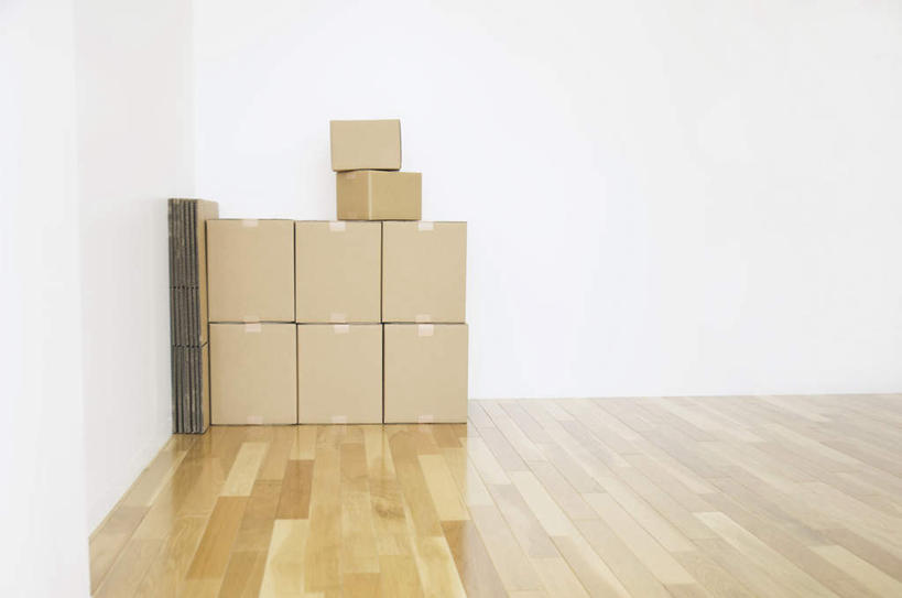 无人,横图,室内,特写,白天,正面,地板,静物,一堆,许多,堆叠,堆积,包装,纸箱,墙,地面,木地板,墙壁,墙面,排列,容器,箱子,堆,队列,纸板箱,包装箱,彩图