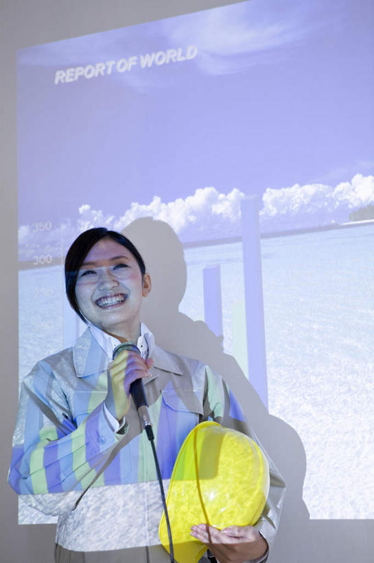 东方人,一个人,工程师,建筑工人,建筑师,站,笑,微笑,露齿笑,竖图,室内,白天,正面,工作服,制服,显示器,亚洲,仅一个年轻女性,仅一个女性,仅一个人,屏幕,注视,黄种人,显示屏,黑色,话筒,发言,观察,看,演讲,站着,观看,察看,麦克风,关注,扩音器,传声器,输出设备,微音器,工作制服,年轻女性,女人,女性,亚洲人,长发,技师,建筑工,建筑设计师,站立,半身,彩图,工作套服