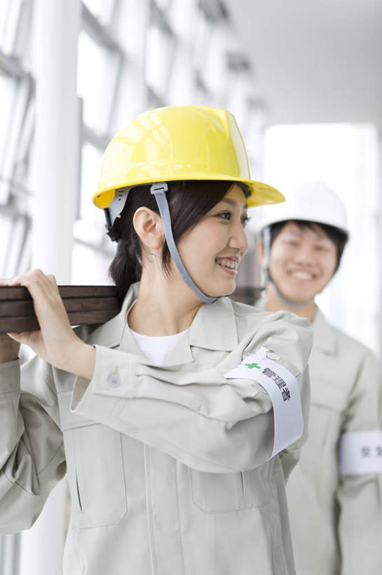 东方人,两个人,工程师,建筑工人,建筑师,站,竖图,室内,白天,正面,工作服,制服,窗户,帽子,亚洲,材料,木板,头盔,走道,走廊,过道,扭头,注视,黄种人,玻璃窗,黄色,白色,黑色,安全帽,观察,看,扛,站着,转头,观看,察看,关注,工作制服,扛在肩上,男人,男性,年轻男性,年轻女性,女人,女性,亚洲人,长发,技师,建筑工,建筑设计师,站立,半身,彩图,工作套服