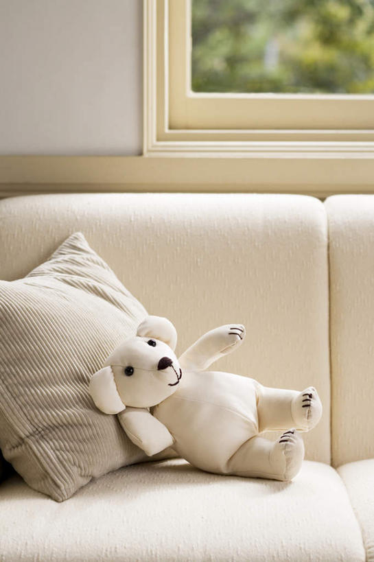 无人,竖图,俯视,室内,特写,白天,游戏,沙发,卧室,熊,静物,玩具,玩偶,泰迪熊,玩,娱乐,一个,白色,玩具熊,休闲,益智,毛绒玩具,单个,安慰,发泄,消遣,宣泄,罗斯福熊,玩耍,嬉戏,彩图,高角度拍摄,睡房,卧房,皮沙发