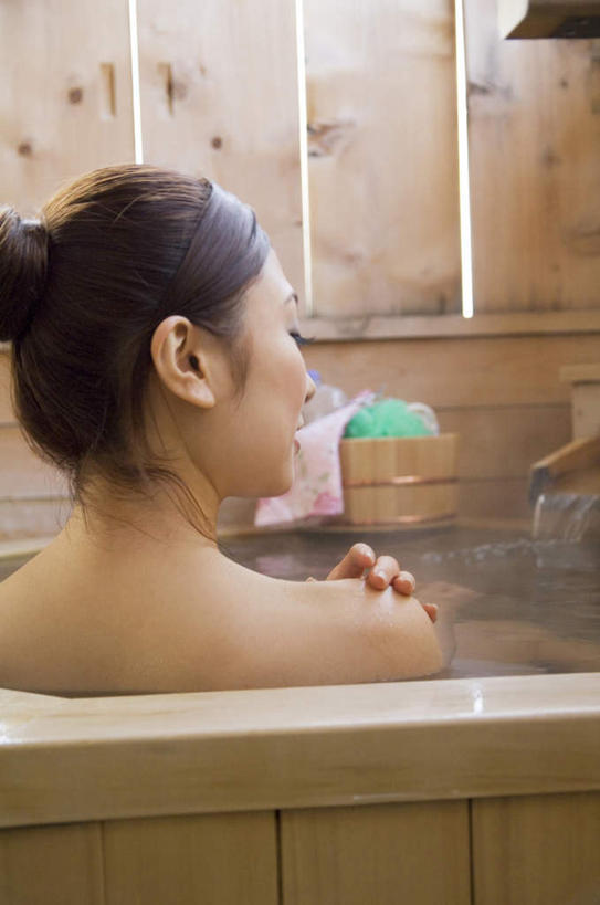 东方人,一个人,坐,摸,竖图,室内,白天,卫生间,浴室,亚洲,仅一个年轻女性,仅一个女性,仅一个人,一条,抚摸,纺织物,木桶,桶,墙,黄种人,墙壁,墙面,两个,背面,黑色,容器,毛巾,浴球,清洁,泡澡,储藏,保暖,储存,透气,防水,储水,耐磨,吸水,年轻女性,女人,女性,亚洲人,长发,淋浴房,触摸,接触,坐着,半身,彩图,冲凉房,沐浴间,沐浴室,贮存