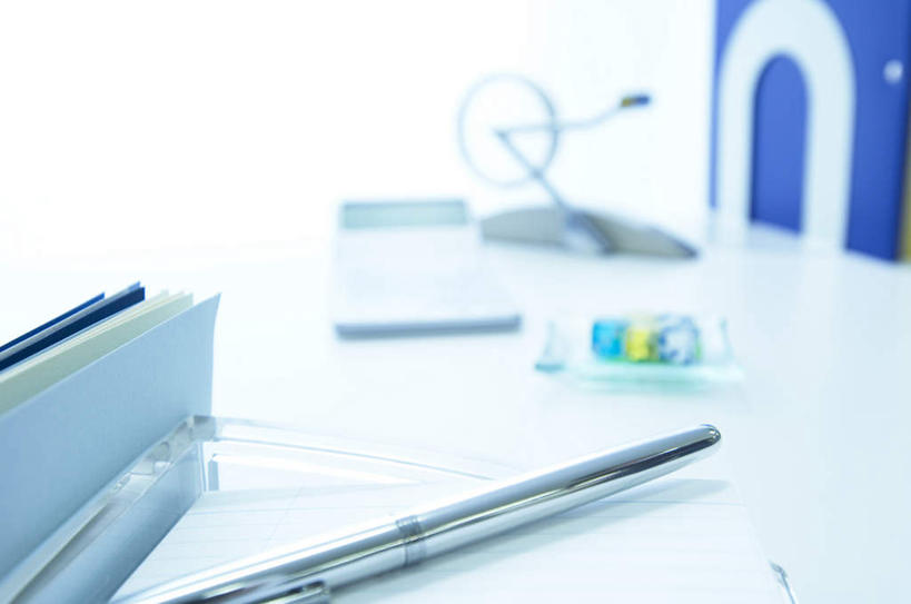 无人,横图,俯视,室内,特写,白天,计算器,静物,朦胧,模糊,计算,科学,笔,塑料,办公用品,圆珠笔,文具,容器,塑料制品,学习用品,理财,财务,摄影,影棚,储藏,一台,文具用品,一支,储存,数学,塑料盒,彩图,高角度拍摄,影棚拍摄,拍摄,贮存