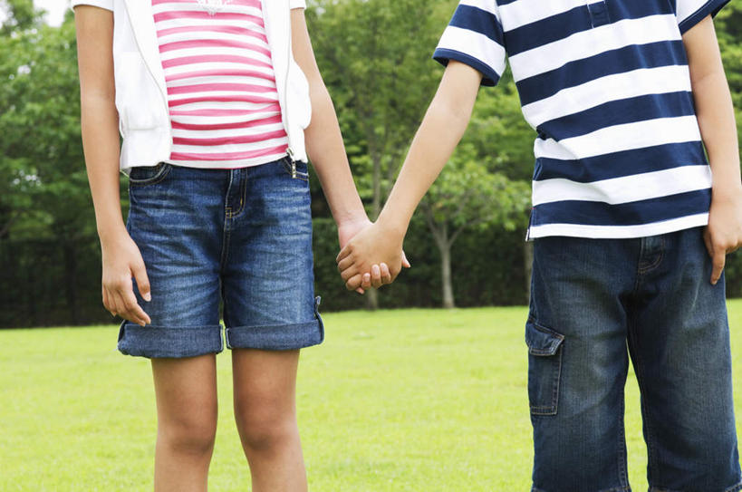 东方人,儿童,两个人,站,握手,横图,室外,白天,正面,纯洁,草地,草坪,植物,亚洲,条纹,服装,休闲装,黄种人,草,树,树木,小孩,衣服,粉色,蓝色,绿色,自然,站着,休闲,休闲服,可爱,童年,童趣,服饰,生长,成长,童真,烂漫,无邪,天真,男孩,男人,男性,女孩,女人,女性,亚洲人,孩子,搀手,拉手,手拉手,手握手,站立,半身,彩图,男生,女生