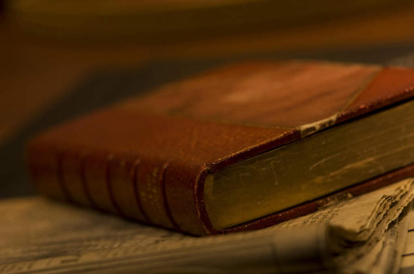 无人,横图,室内,特写,白天,正面,复古,静物,报纸,书籍,一本,一张,阴影,光线,信息,影子,灯光,古典,新闻,古旧,书,图书,彩图,报刊