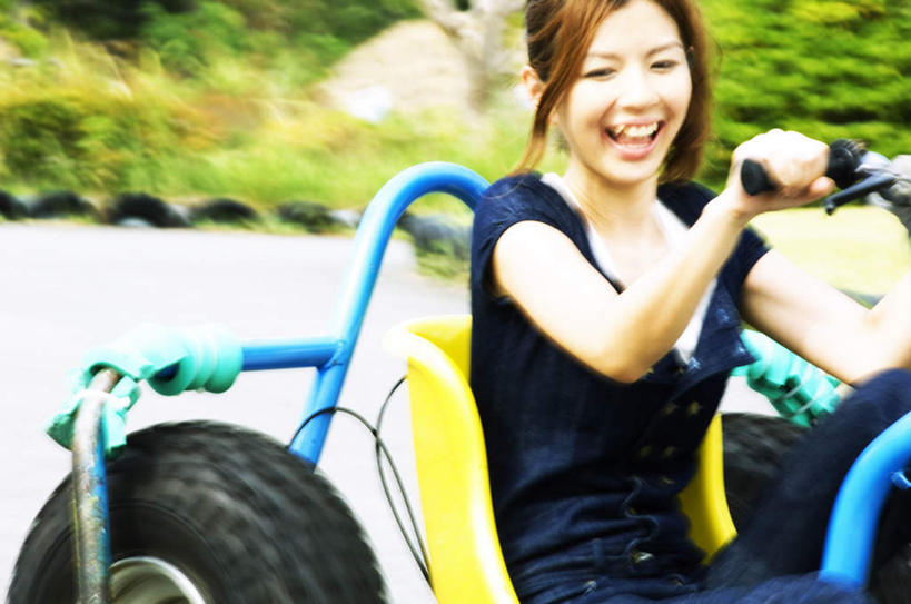 东方人,一个人,坐,笑,微笑,露齿笑,横图,室外,白天,正面,草地,草坪,植物,汽车,赛车,亚洲,仅一个年轻女性,仅一个女性,仅一个人,服装,朦胧,模糊,注视,休闲装,黄种人,车,草,衣服,绿色,黑色,交通工具,观察,看,休闲,休闲服,服饰,观看,察看,关注,载具,卡丁车,微型汽车,微型赛车,年轻女性,女人,女性,亚洲人,长发,坐着,半身,彩图