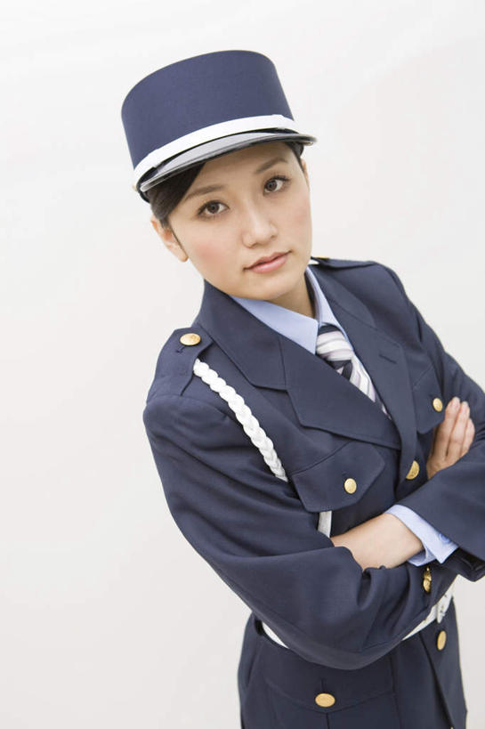 东方人,一个人,站,双手交叉,竖图,俯视,室内,白天,白色背景,工作服,制服,帽子,亚洲,仅一个年轻女性,仅一个女性,仅一个人,墙,注视,黄种人,墙壁,墙面,观察,看,站着,乘务员,摄影,影棚,观看,察看,双手抱胸,关注,列车员,列车乘务员,工作制服,年轻女性,女人,女性,亚洲人,站立,半身,彩图,高角度拍摄,影棚拍摄,工作套服,拍摄