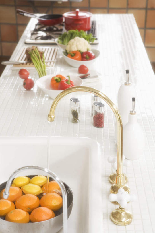 无人,竖图,俯视,室内,白天,水,餐桌,桌面,桌子,辣椒,芦笋,蔬菜,西红柿,水果,阴影,飞溅,新鲜,溅,光线,水龙头,液体,影子,水滴,花菜,花椰菜,西兰花,食品,汤锅,玻璃制品,水珠,食物,阳光,玻璃瓶,瓶子,有机食品,绿色食品,餐台,喷洒,彩椒,辣角,红海椒,大椒,辣虎,广椒,猪尾巴,药鸡豆子,甜椒,柿子椒,石刁柏,蚂蚁杆,龙须菜,狼尾巴根,辣子,海椒,番茄,番椒,灯笼椒,彩图,高角度拍摄