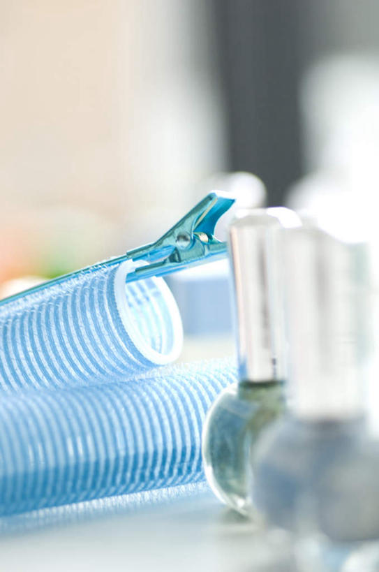 无人,竖图,室内,特写,白天,正面,化妆,美容,桌面,桌子,静物,杯子,护肤,朦胧,模糊,装饰,指甲油,瓶子,水杯,塑料制品,保养,享受,休闲,塑料瓶,放松,保健,卷发棒,华丽,修饰,点缀,养颜,衬托,美观,雅致,雅观,茶杯,彩图