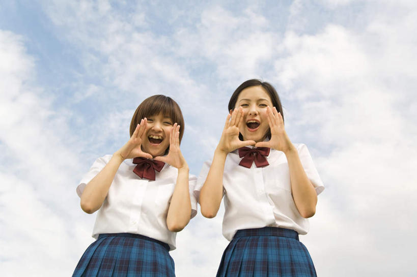 东方人,两个人,伙伴,朋友,站,伸展双臂,横图,室外,白天,仰视,制服,友谊,亚洲,服装,云,云朵,云彩,大喊,注视,黄种人,衣服,蓝色,白云,蓝天,天空,天,观察,看,站着,同学,校服,喊,服饰,晴朗,观看,察看,喊叫,衣着,校友,穿着,关注,学生服,同窗,学友,衣饰,友情,年轻女性,女人,女性,亚洲人,晴空,敞开双臂,伸开双臂,展开双肩,站立,张开手臂,张开双臂,半身,彩图,低角度拍摄