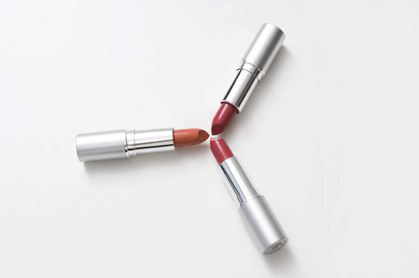 无人,横图,俯视,室内,特写,白天,白色背景,化妆,美容,静物,护肤,咖啡色,红色,化妆品,口红,保养,享受,休闲,放松,保健,摄影,影棚,三支,养颜,彩图,高角度拍摄,影棚拍摄,拍摄