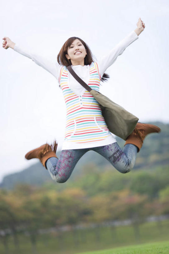 东方人,腿部,腿,一个人,跳,伸展双臂,笑,微笑,露齿笑,竖图,室外,白天,仰视,草地,草坪,树林,植物,亚洲,仅一个年轻女性,仅一个女性,仅一个人,服装,山川,半空,分开,休闲装,黄种人,草,树,树木,衣服,蓝色,绿色,蓝天,天空,自然,天,休闲,休闲服,服饰,生长,晴朗,成长,万里无云,年轻女性,女人,女性,亚洲人,晴空,晴空万里,敞开双臂,伸开双臂,跳跃,展开双肩,张开手臂,张开双臂,彩图,低角度拍摄,全身