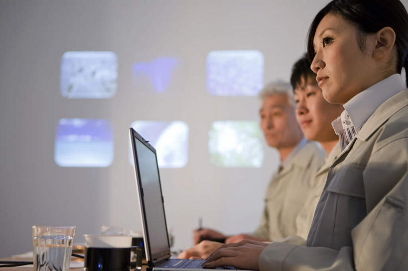 咖啡,东方人,三个人,同事,商务人士,商务男性,商务女性,会议室,坐,横图,室内,白天,仰视,衬衫,幸福,成功,合作,团队,集体,信心,电脑,笔记本电脑,水,杯子,亚洲,敲打,握,套装,网络,笔,办公用品,一杯,拿,拿着,注视,黄种人,娱乐,输入,通讯设备,饮用水,队伍,玻璃制品,文具,饮料,一个,白色,黑色,杯托,水杯,学习用品,纸制品,打字,观察,记录,看,享受,休闲,温馨,放松,乐趣,握着,单个,观看,纸杯,点击,敲击,文具用品,察看,提神,无线,领导,舒适,成就,关注,一次性杯子,醒脑,通信设备,商务装,无线网络,合伙,领袖,无线上网,便携式电脑,工薪阶层,软饮料,按键,手提电脑,老年男性,男人,男性,年轻男性,年轻女性,女人,女性,亚洲人,白领,上班族,玻璃杯,坐着,半身,彩图,低角度拍摄,衬衣