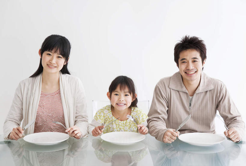 东方人,儿童,三个人,家庭,夫妻,母亲,父亲,女儿,坐,笑,微笑,露齿笑,横图,室内,白天,白色背景,正面,爱情,纯洁,餐桌,桌子,玻璃,金属制品,亚洲,握,服装,金属,叉,三把,浪漫,拿,拿着,注视,休闲装,黄种人,玻璃制品,三个,小孩,衣服,白色,盘子,刀,观察,看,休闲,温暖,温馨,父女,母女,三口之家,一家人,休闲服,恩爱,父爱,可爱,母爱,童年,童趣,握着,恋人,服饰,餐台,观看,和睦,察看,关注,童真,烂漫,无邪,天真,男人,男性,年轻男性,年轻女性,女孩,女人,女性,亚洲人,孩子,年轻人,夫妇,情侣,坐着,半身,彩图,伴侣,融洽,女生