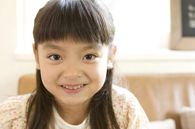 东方人,儿童,脸,头,脸颊,一个人,客厅,笑,微笑,露齿笑,横图,室内,特写,白天,正面,纯洁,沙发,亚洲,仅一个女性,仅一个人,服装,装饰,咖啡色,休闲装,黄种人,小孩,衣服,仅一个小孩,休闲,休闲服,可爱,童年,童趣,服饰,字画,华丽,修饰,点缀,起居室,童真,烂漫,无邪,衬托,美观,雅致,雅观,客堂,天真,女孩,女人,女性,亚洲人,孩子,头部,脸部,脸蛋,面部,半身,彩图,女生,皮沙发