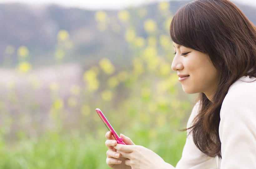 东方人,一个人,坐,打电话,横图,室外,白天,侧面,草地,植物,电话,手机,亚洲,仅一个年轻女性,仅一个女性,仅一个人,服装,朦胧,模糊,盛开,山川,拿,花蕾,拿着,注视,休闲装,黄种人,通讯设备,草,花,花瓣,花朵,鲜花,衣服,黄色,蓝色,绿色,蓝天,天空,天,花苞,花蕊,观察,看,休闲,休闲服,服饰,晴朗,观看,察看,关注,万里无云,交流,年轻女性,女人,女性,亚洲人,晴空,晴空万里,沟通,通话,坐着,半身,彩图