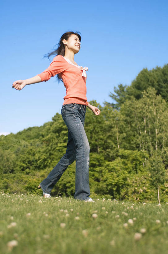 东方人,一个人,走,伸展双臂,笑,微笑,露齿笑,竖图,室外,白天,仰视,草地,草坪,树林,植物,亚洲,仅一个年轻女性,仅一个女性,仅一个人,服装,休闲装,黄种人,草,树,树木,衣服,蓝色,绿色,蓝天,天空,自然,天,休闲,休闲服,服饰,生长,晴朗,成长,万里无云,年轻女性,女人,女性,亚洲人,晴空,晴空万里,步行,敞开双臂,散步,伸开双臂,展开双肩,张开手臂,张开双臂,走路,彩图,低角度拍摄,全身