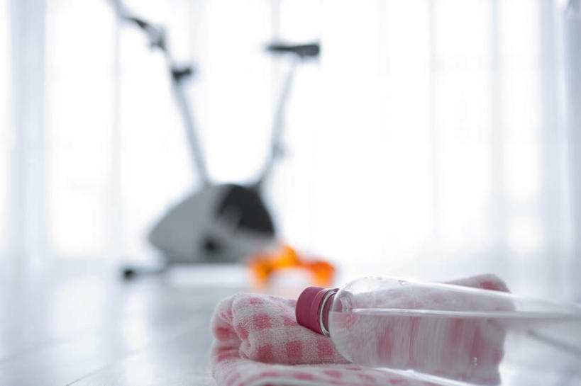 无人,横图,室内,特写,白天,正面,水,窗帘,地板,一块,朦胧,模糊,装饰,纺织物,地面,饮用水,运动器械,木地板,一个,红色,白色,帘子,瓶子,塑料制品,毛巾,清洁,遮阳,健身器械,塑料瓶,单个,保暖,华丽,修饰,点缀,健身器材,透气,防水,衬托,美观,雅致,雅观,储水,耐磨,吸水,彩图,运动器材