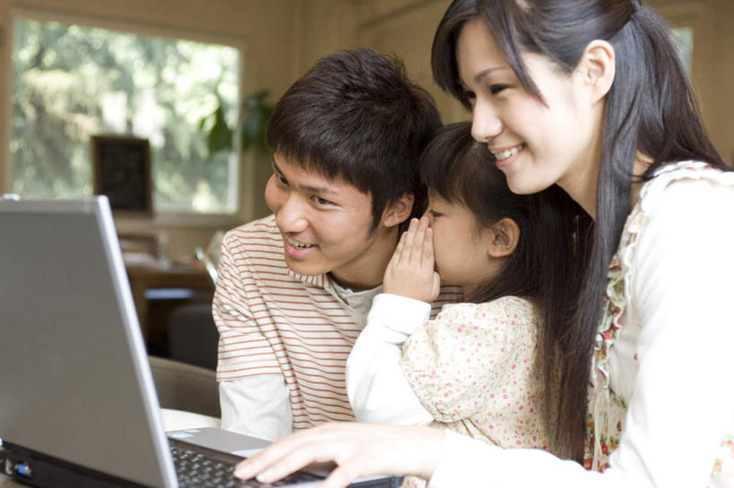 东方人,儿童,嘴,三个人,家庭,夫妻,母亲,父亲,女儿,站,坐,横图,室内,白天,正面,爱情,纯洁,电脑,笔记本电脑,植物,窗户,桌子,亚洲,敲打,服装,网络,浪漫,注视,休闲装,黄种人,输入,通讯设备,玻璃窗,树,树木,小孩,衣服,绿色,自然,打字,观察,看,站着,休闲,温暖,温馨,悄悄话,父女,母女,三口之家,一家人,休闲服,恩爱,父爱,可爱,母爱,童年,童趣,遮,遮掩,恋人,服饰,生长,成长,观看,点击,敲击,和睦,察看,无线,掩盖,遮挡,关注,通信设备,无线网络,无线上网,便携式电脑,童真,烂漫,无邪,遮盖,掩饰,天真,按键,手提电脑,男人,男性,年轻男性,年轻女性,女孩,女人,女性,亚洲人,孩子,年轻人,口,口腔,嘴巴,嘴唇,夫妇,情侣,站立,坐着,半身,彩图,伴侣,融洽,女生