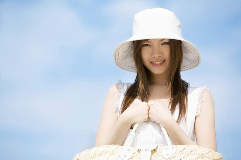 东方人,站,笑,微笑,露齿笑,横图,室外,白天,仰视,帽子,亚洲,戴,阴影,服装,光线,包,皮包,影子,云,云朵,拿,云彩,拿着,注视,休闲装,黄种人,一个,衣服,蓝色,白色,白云,蓝天,天空,阳光,遮阳帽,天,观察,看,站着,休闲,休闲服,服饰,晴朗,单个,观看,单肩包,戴着,察看,关注,亚洲人,晴空,站立,半身,彩图,低角度拍摄