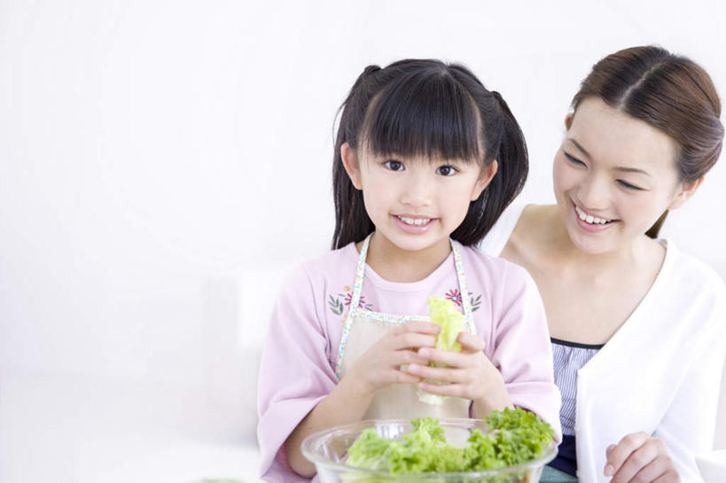 东方人,儿童,一个人,家庭,母亲,女儿,坐,笑,微笑,露齿笑,横图,室内,白天,白色背景,正面,纯洁,蔬菜,亚洲,仅一个女性,仅一个人,许多,服装,新鲜,生菜,莴苣,食品,拿,拿着,注视,休闲装,黄种人,食物,小孩,衣服,绿色,观察,看,仅一个小孩,休闲,温暖,温馨,母女,一家人,休闲服,可爱,母爱,童年,童趣,服饰,有机食品,绿色食品,观看,和睦,察看,关注,童真,烂漫,无邪,春菜,鹅仔菜,莴仔菜,千金菜,叶用莴苣,天真,年轻女性,女孩,女人,女性,亚洲人,孩子,坐着,半身,彩图,融洽,女生