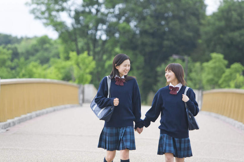 东方人,背,两个人,伙伴,朋友,栏杆,走,握手,笑,微笑,露齿笑,横图,室外,白天,正面,制服,友谊,石头,树林,植物,亚洲,服装,包,石子,书包,围栏,桥,黄种人,石桥,护栏,拱桥,栈桥,树,树木,两个,衣服,黄色,蓝色,绿色,蓝天,天空,自然,背包,天,背着,同学,校服,服饰,拱形,生长,晴朗,成长,人行桥,石拱桥,衣着,校友,穿着,学生服,万里无云,同窗,学友,衣饰,友情,年轻女性,女人,女性,亚洲人,石块,晴空,晴空万里,步行,搀手,拉手,散步,手搀手,手拉手,手牵手,手握手,走路,半身,彩图