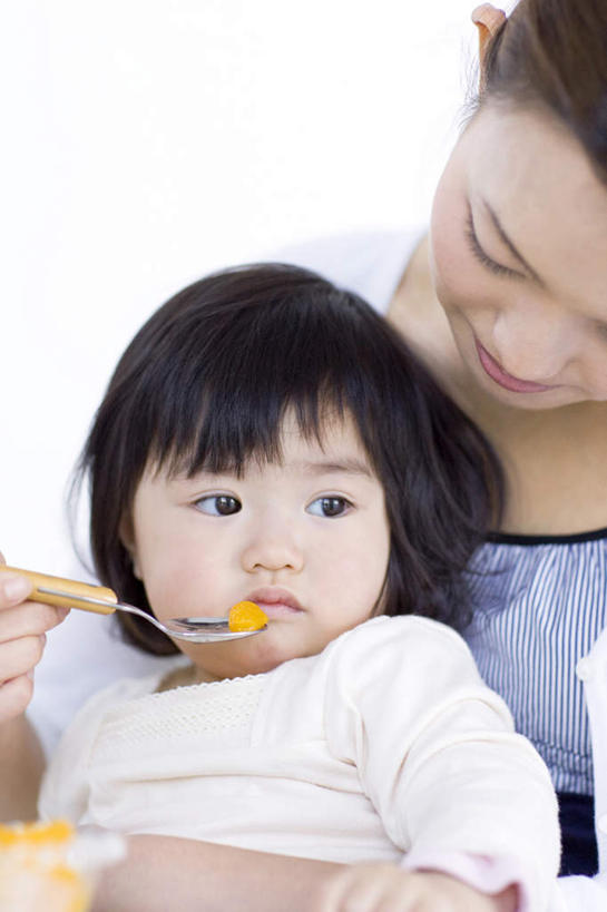 东方人,婴儿,儿童,两个人,家庭,母亲,抱,竖图,俯视,室内,白天,白色背景,纯洁,水果,亚洲,喂食,服装,新鲜,颗粒,勺子,生食,食品,果实,拿,切块,拿着,休闲装,黄种人,食物,小孩,衣服,调羹,汤匙,休闲,温暖,温馨,一家人,休闲服,可爱,母爱,童年,童趣,喂,服饰,活泼,有机食品,绿色食品,抱着,和睦,搂着,宝宝,童真,纯真,烂漫,无邪,母婴,伶俐,天真,年轻女性,女人,女性,亚洲人,孩子,年轻人,怀抱,搂,搂抱,相抱,拥抱,半身,彩图,高角度拍摄,融洽