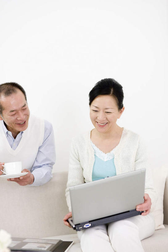 东方人,两个人,夫妻,客厅,坐,捧,竖图,俯视,室内,白天,爱情,电脑,笔记本电脑,沙发,亚洲,一本,服装,网络,材料,档案,文件,浪漫,注视,休闲装,黄种人,通讯设备,衣服,白色,资料,观察,看,靠,靠着,倚靠,休闲,休闲服,恩爱,恋人,服饰,观看,一台,察看,无线,起居室,倚着,关注,文档,通信设备,无线网络,布艺沙发,无线上网,便携式电脑,客堂,手提电脑,男人,男性,女人,女性,中年男性,中年女性,亚洲人,夫妇,情侣,端,端着,捧着,手捧,坐着,半身,彩图,高角度拍摄,伴侣