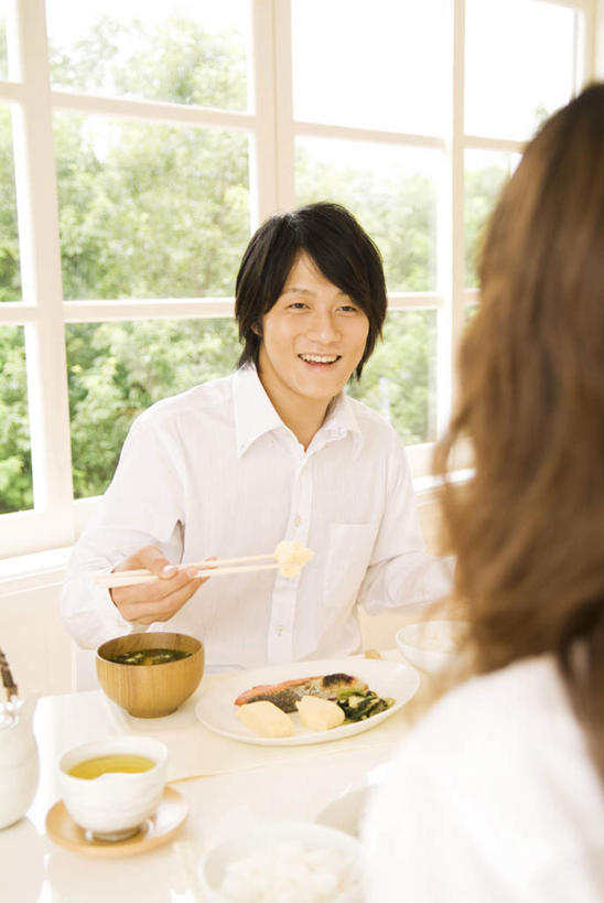 东方人,两个人,夫妻,坐,竖图,俯视,室内,白天,爱情,早餐,树林,植物,餐桌,茶,窗户,筷子,桌子,杯子,餐具,亚洲,一双,握,服装,木制,壶,汤,一杯,浪漫,拿,拿着,注视,休闲装,黄种人,文化,传统,玻璃窗,水壶,树,树木,一个,衣服,蓝色,绿色,白色,蓝天,天空,自然,茶壶,木制品,水杯,碗,天,观察,看,休闲,休闲服,恩爱,握着,恋人,服饰,生长,晴朗,单个,成长,餐台,观看,礼节,一份,察看,夹着,关注,礼仪,万里无云,一碗,男人,男性,年轻男性,年轻女性,女人,女性,亚洲人,夫妇,情侣,茶杯,进餐用具,晴空,晴空万里,坐着,半身,彩图,高角度拍摄,伴侣