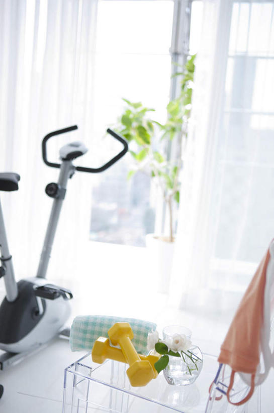 无人,竖图,俯视,室内,白天,购物,消费,植物,窗帘,桌子,袋子,哑铃,玻璃,一块,装饰,盛开,包装袋,纺织物,盆栽,手提袋,云,云朵,购物袋,盆景,花蕾,云彩,运动器械,玻璃制品,花,花瓣,花朵,鲜花,两朵,两个,黄色,蓝色,绿色,白色,白云,蓝天,天空,自然,帘子,毛巾,天,花苞,花蕊,清洁,遮阳,健身器械,金融,生长,晴朗,成长,保暖,华丽,修饰,点缀,购买,健身器材,贸易,透气,防水,衬托,美观,雅致,雅观,储水,耐磨,吸水,晴空,彩图,高角度拍摄,运动器材