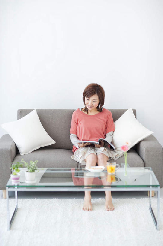 东方人,一个人,无人,客厅,坐,笑,微笑,露齿笑,竖图,俯视,室内,白天,正面,看书,阅读,植物,茶,靠垫,沙发,杯子,书籍,玻璃,亚洲,仅一个年轻女性,仅一个女性,仅一个人,学习,服装,装饰,盛开,透明,盆栽,墙,靠枕,盆景,一杯,拿,花蕾,茶几,拿着,注视,休闲装,黄种人,墙壁,墙面,玻璃制品,花,花瓣,花朵,鲜花,两个,一朵,一个,衣服,粉色,绿色,白色,灰色,自然,盘子,水杯,书本,抱枕,枕头,花苞,花蕊,观察,看,休闲,休闲服,读书,浏览,服饰,生长,单个,成长,观看,华丽,修饰,点缀,察看,起居室,关注,布艺沙发,衬托,美观,雅致,雅观,客堂,年轻女性,女人,女性,亚洲人,玻璃杯,书,图书,坐着,彩图,高角度拍摄,全身