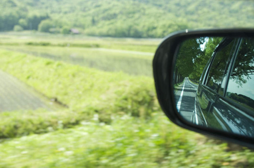 无人,农田,横图,室外,白天,正面,安全,庄稼,农作物,草地,草坪,植物,镜子,道路,路,公路,汽车,阴影,朦胧,模糊,反射,光线,影子,分界线,停车线,交通,车,草,树,树木,绿色,阳光,自然,交通工具,轿车,后视镜,生长,成长,车行道,车行道分界线,镜像,生命,镜面,载具,标线,车行线,光学,侧视镜,马路,彩图,耕地,庄稼田