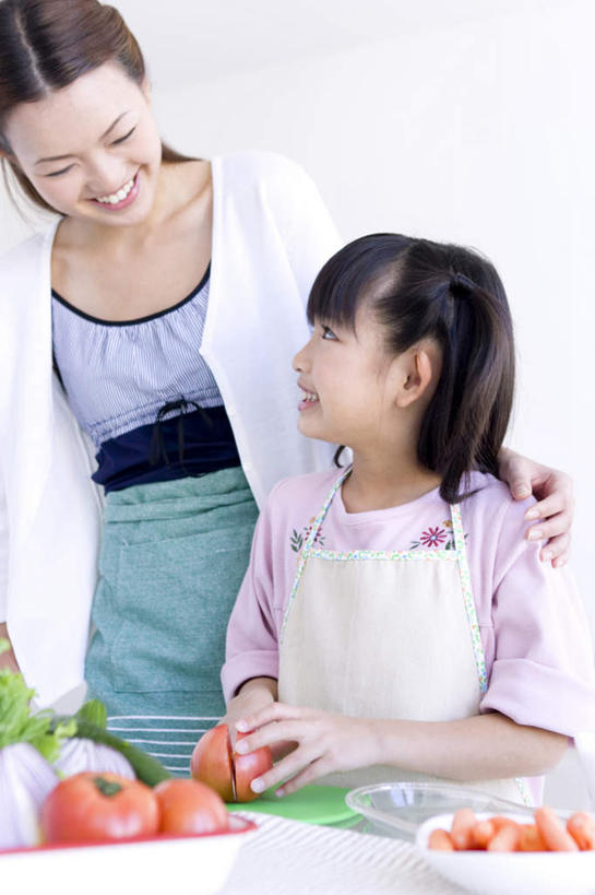 东方人,儿童,家庭,母亲,女儿,站,抱,竖图,室内,白天,正面,纯洁,桌子,蔬菜,西红柿,洋葱,玻璃,亚洲,一把,切开,服装,新鲜,透明,生菜,莴苣,食品,案板,拿,拿着,注视,休闲装,黄种人,玻璃制品,砧板,食物,三个,一个,小孩,衣服,红色,绿色,紫色,盘子,刀,观察,看,切,站着,休闲,温暖,温馨,母女,一家人,休闲服,可爱,母爱,童年,童趣,服饰,有机食品,绿色食品,单个,抱着,观看,和睦,察看,搂着,关注,剖面,童真,烂漫,无邪,切面,春菜,鹅仔菜,莴仔菜,千金菜,叶用莴苣,天真,年轻女性,女孩,女人,女性,亚洲人,孩子,年轻人,圆葱,洋葱头,球葱,番茄,怀抱,搂,搂抱,相抱,拥抱,站立,半身,彩图,融洽,女生