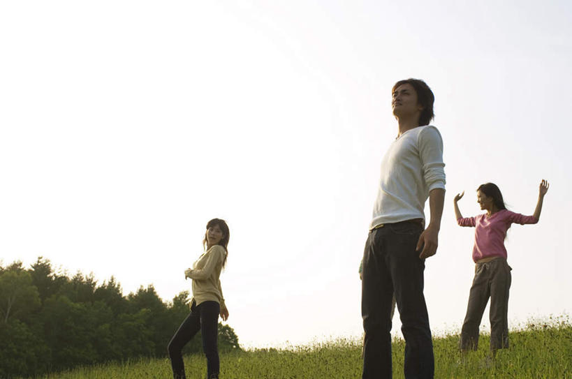 东方人,三个人,伙伴,朋友,站,笑,微笑,露齿笑,横图,室外,白天,仰视,跳舞,友谊,草地,草坪,日落,植物,亚洲,服装,晚霞,霞光,云,云朵,云彩,注视,休闲装,黄种人,草,树,树木,衣服,蓝色,绿色,白云,蓝天,天空,自然,黄昏,天,观察,看,站着,休闲,休闲服,彩霞,服饰,生长,晴朗,成长,观看,察看,关注,舞姿,友情,男人,男性,年轻男性,年轻女性,女人,女性,亚洲人,晴空,夕阳,站立,半身,彩图,低角度拍摄,舞蹈