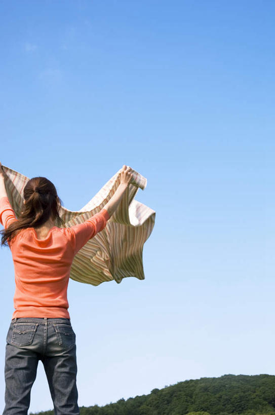 东方人,一个人,站,举,竖图,室内,白天,仰视,亚洲,仅一个年轻女性,仅一个女性,仅一个人,服装,布料,山川,布纹,注视,休闲装,黄种人,桌布,衣服,蓝色,蓝天,天空,餐巾,台布,天,观察,看,托,站着,休闲,休闲服,服饰,晴朗,观看,察看,关注,万里无云,年轻女性,女人,女性,亚洲人,晴空,晴空万里,举起,举手,举着,向上举,向上伸,向上托,站立,半身,彩图,低角度拍摄