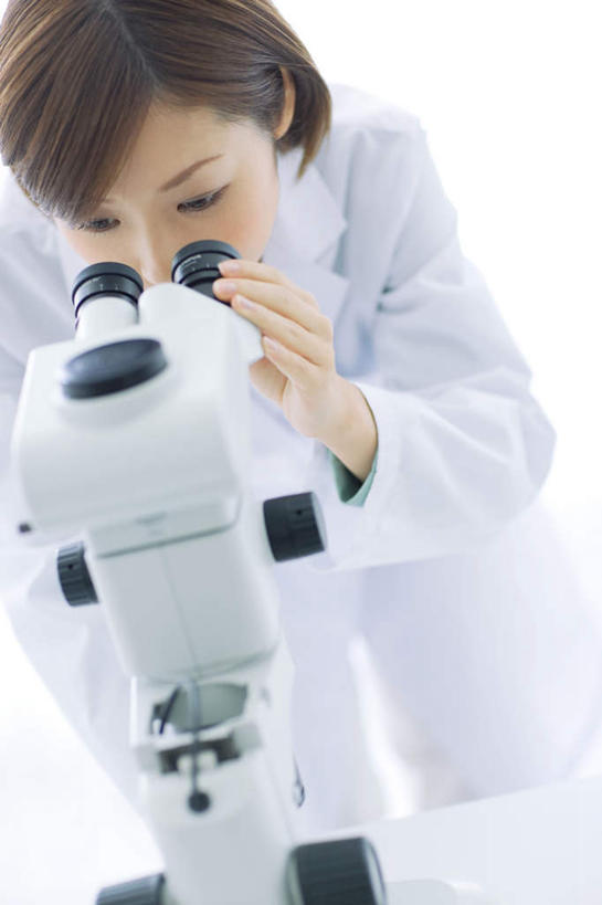 东方人,一个人,科学家,站,竖图,俯视,室内,白天,工作服,制服,仪器,亚洲,仅一个年轻女性,仅一个女性,仅一个人,弯腰,握,服装,检查,反射,分析,科学,显微镜,注视,黄种人,一个,衣服,观察,看,站着,清晰,探索,握着,服饰,放大,单个,观看,仔细,透镜,察看,凸透镜,聚焦,衣着,穿着,关注,科学研究者,光学,清楚,弯身,工作制服,衣饰,年轻女性,女人,女性,亚洲人,科学工作者,站立,半身,彩图,高角度拍摄,工作套服