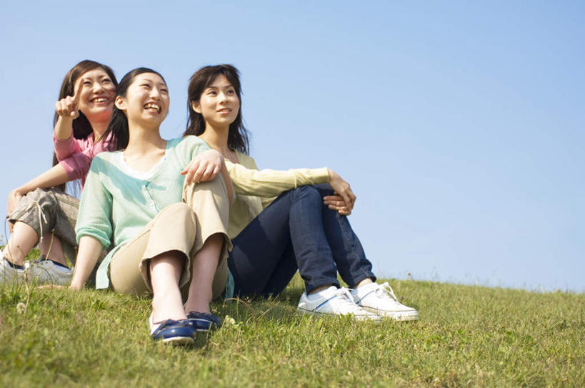 东方人,三个人,伙伴,朋友,坐,横图,室外,白天,仰视,友谊,草地,草坪,植物,亚洲,指,服装,注视,休闲装,黄种人,草,衣服,蓝色,绿色,蓝天,天空,天,观察,看,休闲,休闲服,服饰,晴朗,观看,察看,指着,关注,万里无云,友情,年轻女性,女人,女性,亚洲人,晴空,晴空万里,抬头,仰头,坐着,彩图,低角度拍摄,全身