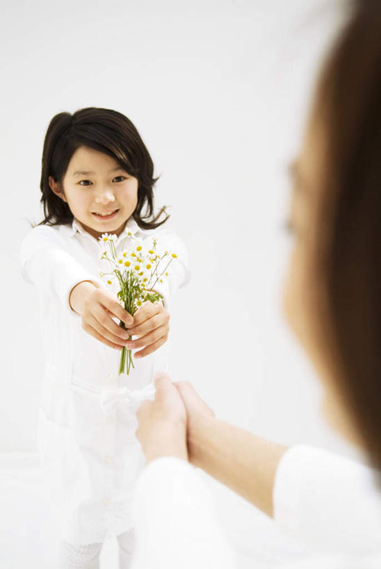东方人,儿童,家庭,母亲,女儿,站,捧,笑,微笑,露齿笑,竖图,俯视,白天,白色背景,快乐,兴奋,幸福,纯洁,骄傲,成功,胜利,亚洲,许多,击掌,服装,朦胧,模糊,玛格丽特,注视,休闲装,黄种人,雏菊,小孩,衣服,白色,观察,看,站着,休闲,温暖,温馨,母女,一家人,休闲服,菊花,活力,可爱,母爱,童年,童趣,自信,摄影,服饰,影棚,观看,希望,和睦,察看,坚强,关注,和平,童真,烂漫,无邪,离别,延命菊,幸福花,春菊,马兰头花,暗恋,纯情,单恋,天真,年轻女性,女孩,女人,女性,亚洲人,孩子,年轻人,端,端着,拍手,捧着,手捧,站立,半身,彩图,高角度拍摄,影棚拍摄,欢乐,开心,愉快,拍摄,融洽,女生