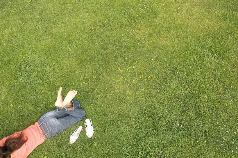 东方人,一个人,横图,俯视,室外,白天,凉鞋,草地,草坪,植物,亚洲,仅一个年轻女性,仅一个女性,仅一个人,一双,服装,休闲装,黄种人,翘腿,草,衣服,绿色,趴着,休闲,赤脚,休闲服,服饰,年轻女性,女人,女性,亚洲人,趴,半身,彩图,高角度拍摄